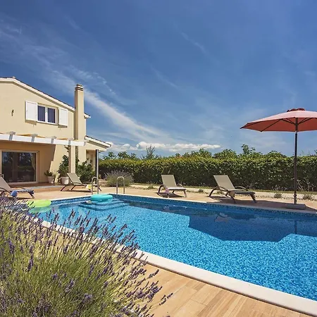 Villa Mit Privatem Pool In Rovinj Nur 1 Km Zum Strand רוביני