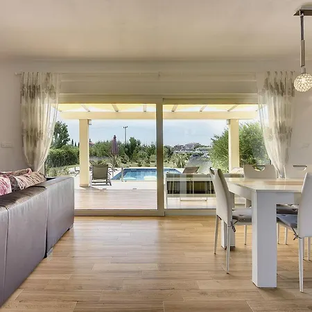 Villa Mit Privatem Pool In Rovinj Nur 1 Km Zum Strand בית נופש *