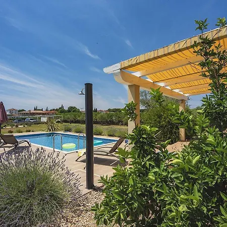 Villa Mit Privatem Pool In Rovinj Nur 1 Km Zum Strand בית נופש