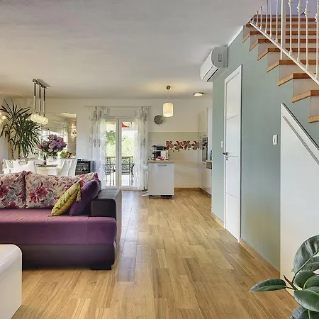 Villa Mit Privatem Pool In Rovinj Nur 1 Km Zum Strand רוביני