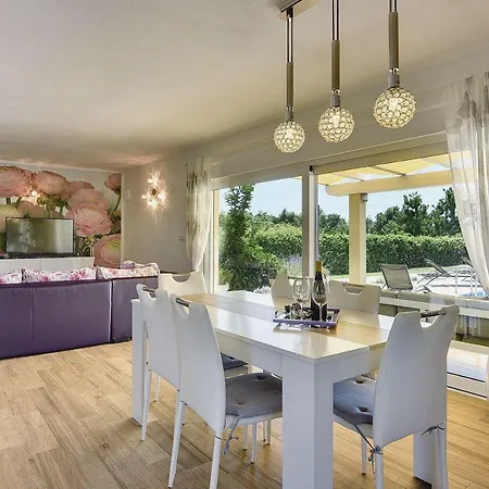 Villa Mit Privatem Pool In Rovinj Nur 1 Km Zum Strand *