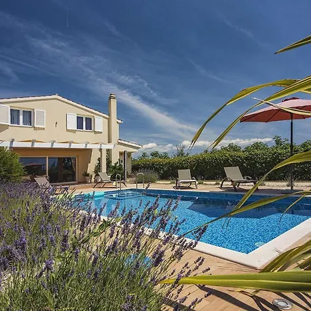 Villa Mit Privatem Pool In Rovinj Nur 1 Km Zum Strand