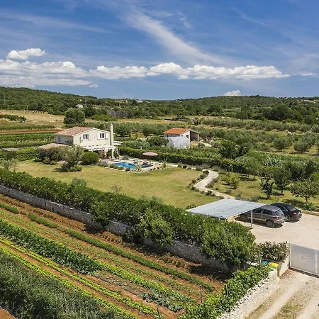 Villa Mit Privatem Pool In Rovinj Nur 1 Km Zum Strand רוביני