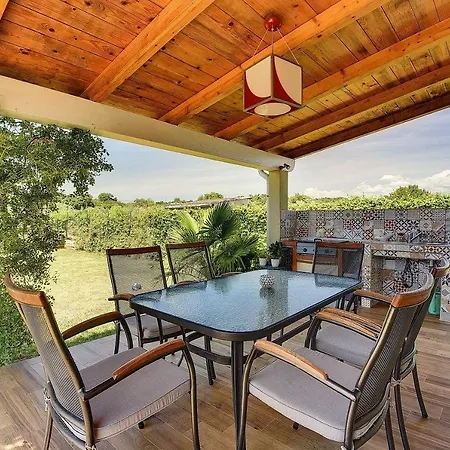 Villa Mit Privatem Pool In Rovinj Nur 1 Km Zum Strand רוביני