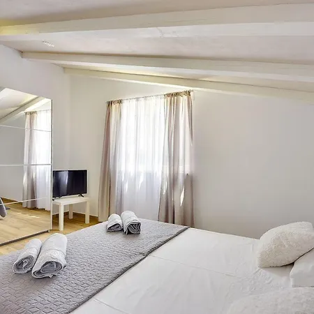 Villa Mit Privatem Pool In Rovinj Nur 1 Km Zum Strand בית נופש *