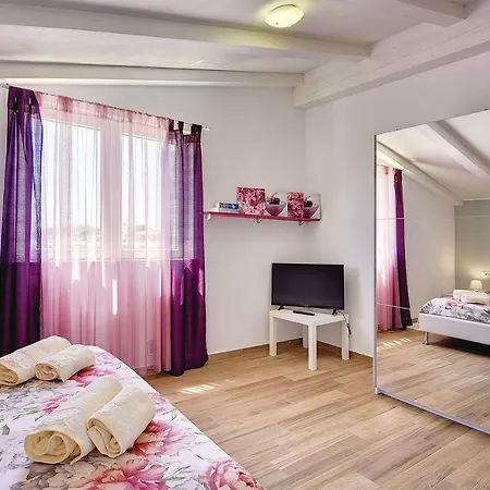 Villa Mit Privatem Pool In Rovinj Nur 1 Km Zum Strand רוביני