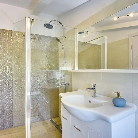 Villa Mit Privatem Pool In Rovinj Nur 1 Km Zum Strand בית נופש *