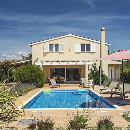 Villa Mit Privatem Pool In Rovinj Nur 1 Km Zum Strand רוביני