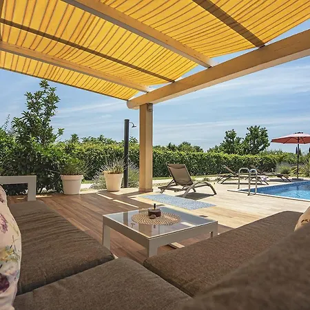 Villa Mit Privatem Pool In Rovinj Nur 1 Km Zum Strand בית נופש *