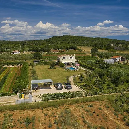 Villa Mit Privatem Pool In Rovinj Nur 1 Km Zum Strand בית נופש